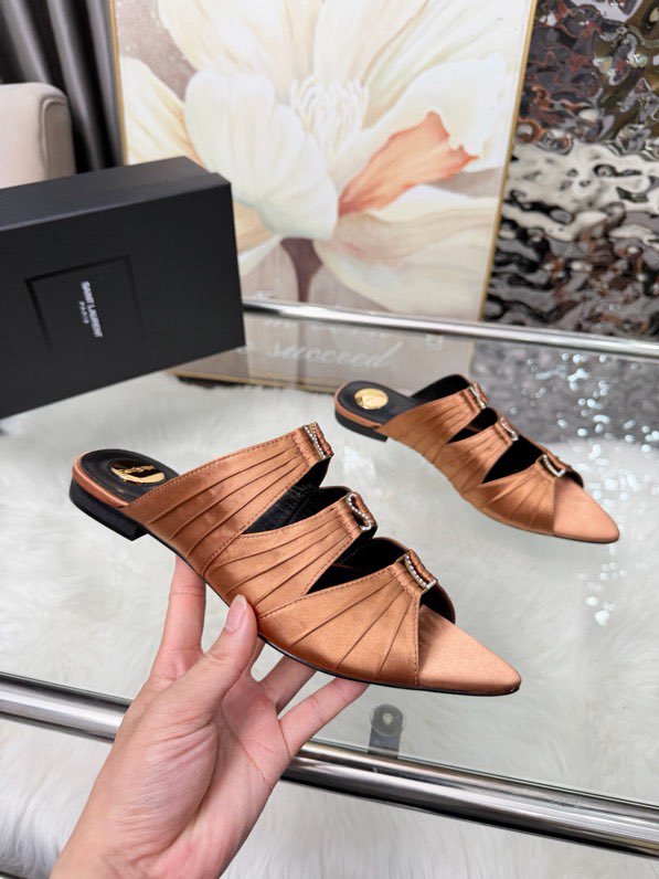생로랑 YSL 크리스탈 로고 플랫 샌들