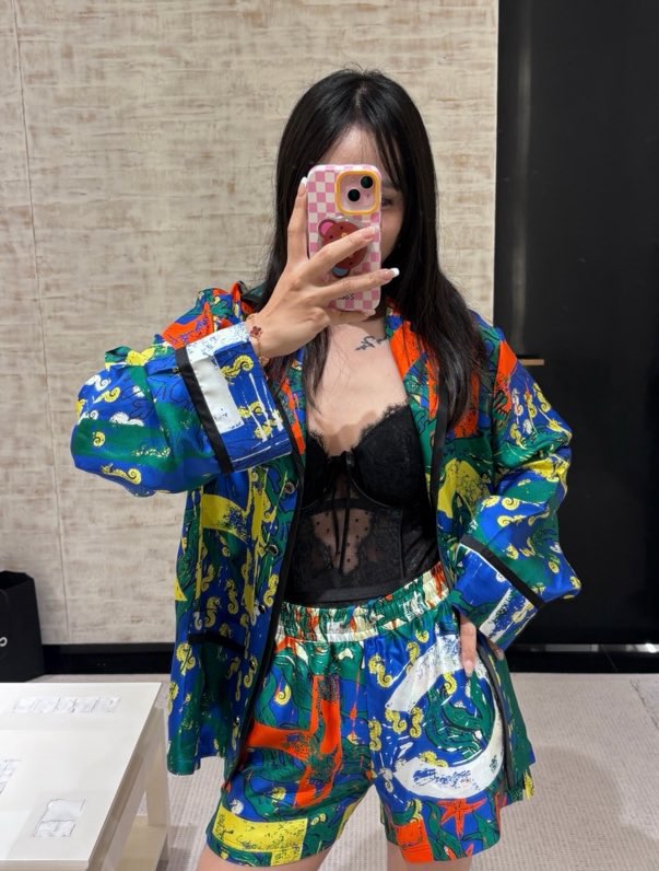 샤넬 26SS 코코 비치 그래피티 실크 셔츠