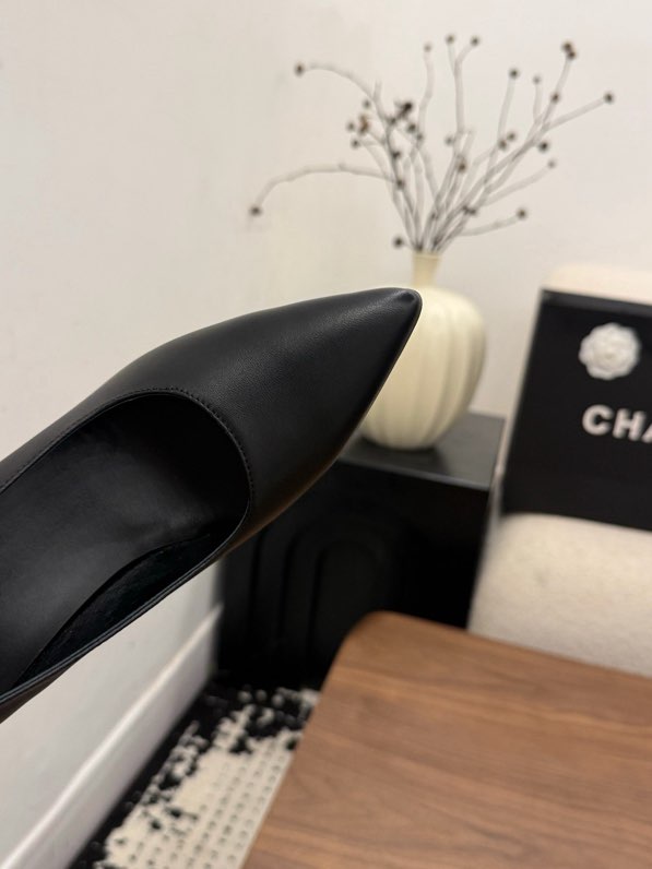 샤넬 포인티드 토 블록힐 펌프스
