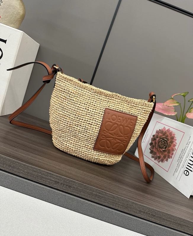 로에베 Slit Pochette 라피아 숄더백