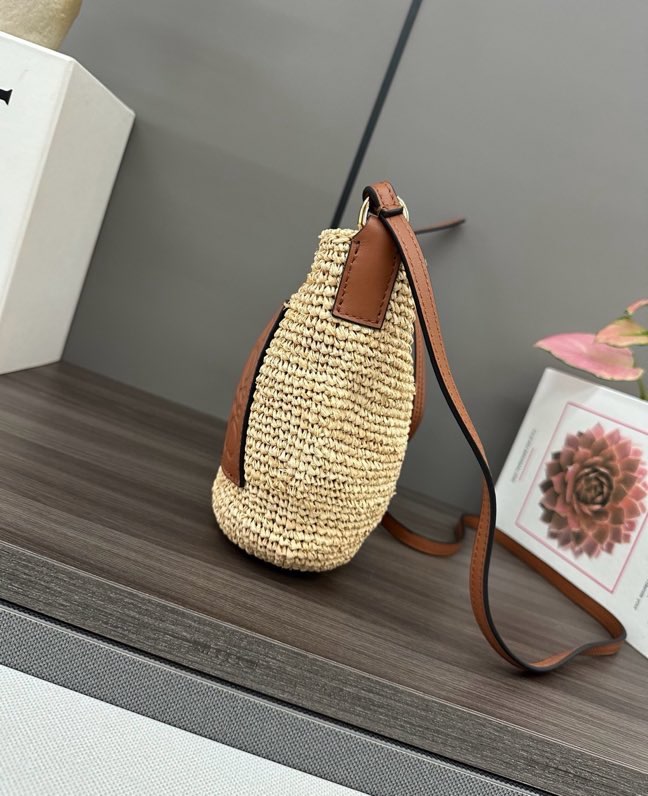 로에베 Slit Pochette 라피아 숄더백