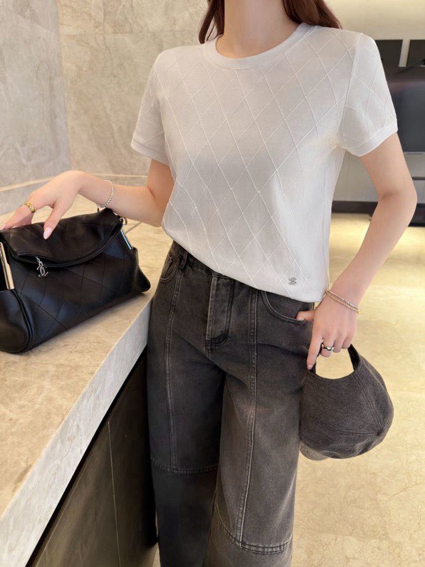 샤넬 퀼팅 메탈 로고 반팔 티셔츠