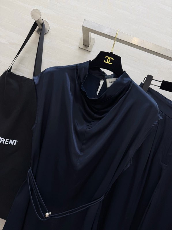 생로랑 YSL 새틴 슬리브리스 + 와이드 팬츠 세트
