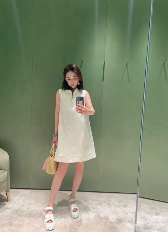 프라다 삼각 로고 카라 슬리브리스 원피스