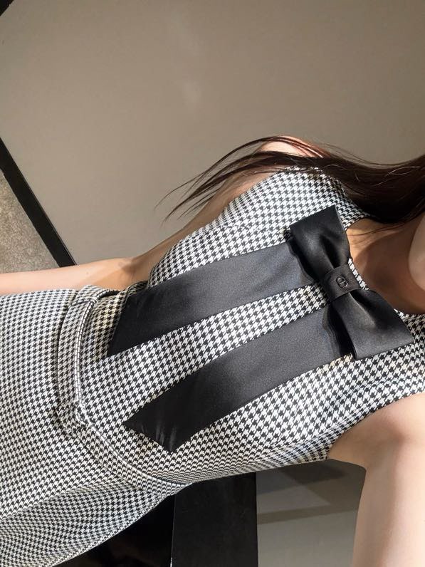 디올 2026 SS 하운드투스 슬리브리스 원피스