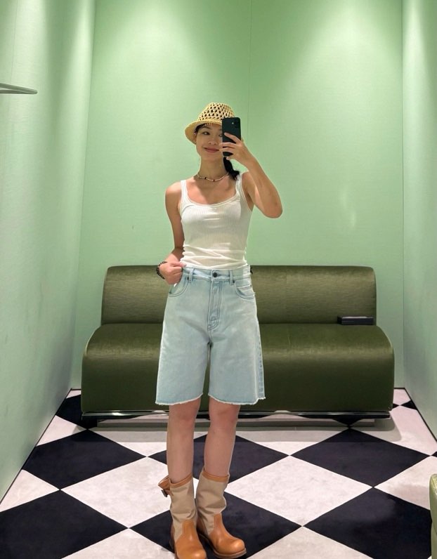 프라다 2026 S/S 워싱 데님 쇼츠