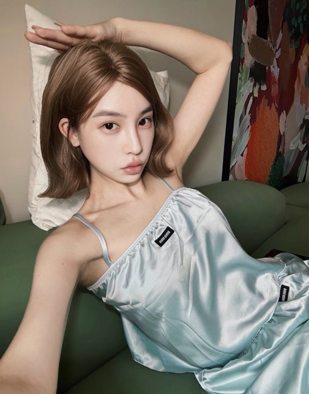 미우미우 2026 S/S 새틴 캐미솔 투피스 세트