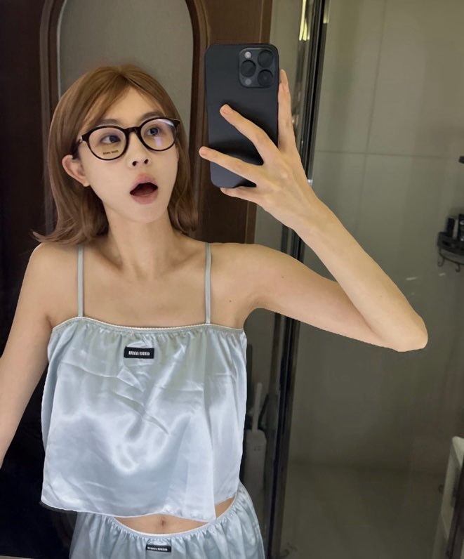 미우미우 2026 S/S 새틴 캐미솔 투피스 세트