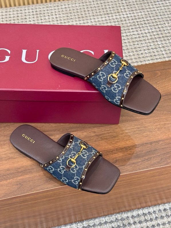 구찌(Gucci) GG 체인 버클 슬리퍼