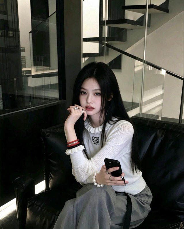 로에베(LOEWE) 2026 얼리 가을 프릴 하이넥 울 니트