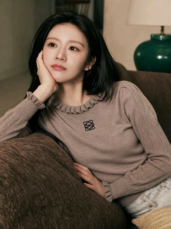 로에베(LOEWE) 2026 얼리 가을 프릴 하이넥 울 니트