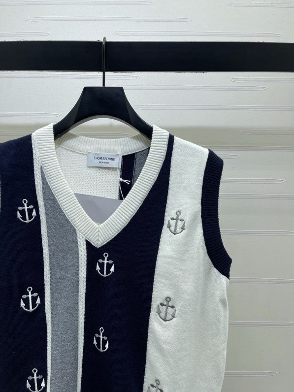 톰브라운(THOM BROWNE) 2026 얼리 가을 V넥 울 니트 베스트