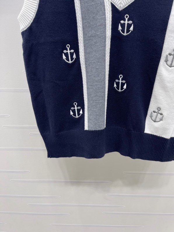 톰브라운(THOM BROWNE) 2026 얼리 가을 V넥 울 니트 베스트