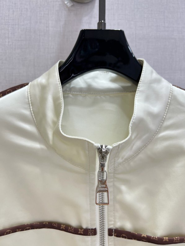 루이비통(LOUIS VUITTON) 2026 S/S 배색 스티치 하이넥 반팔 집업