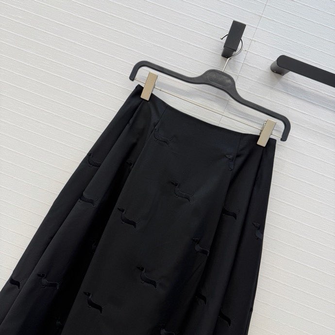 톰브라운(Thom Browne) 닥스훈트 자수 A라인 롱 스커트
