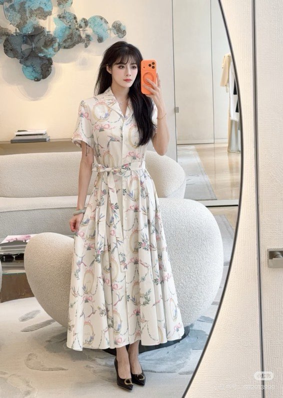 디올(Dior) 2026 FW 프린트 롱 원피스