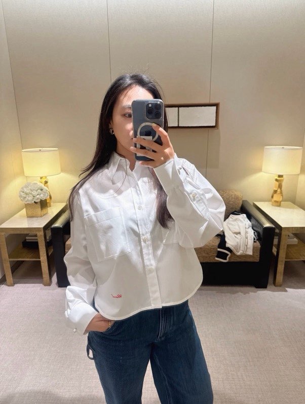샤넬(CHANEL) Jennie 착용 시그니처 로고 크롭 셔츠