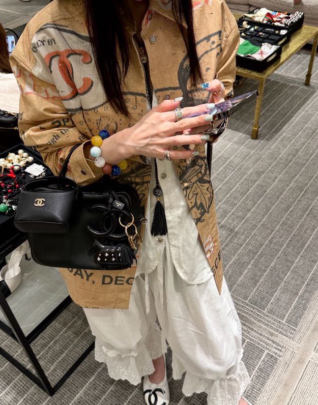 샤넬(CHANEL) 뉴스페이퍼 프린트 새틴 셔츠