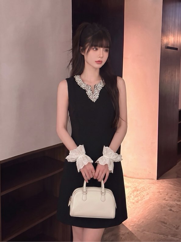 발렌티노 2026 프리폴 비즈 브이넥 슬리브리스 원피스