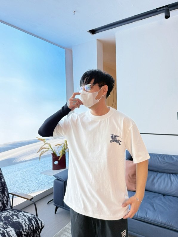 버버리 로고 라운드 반팔 티셔츠