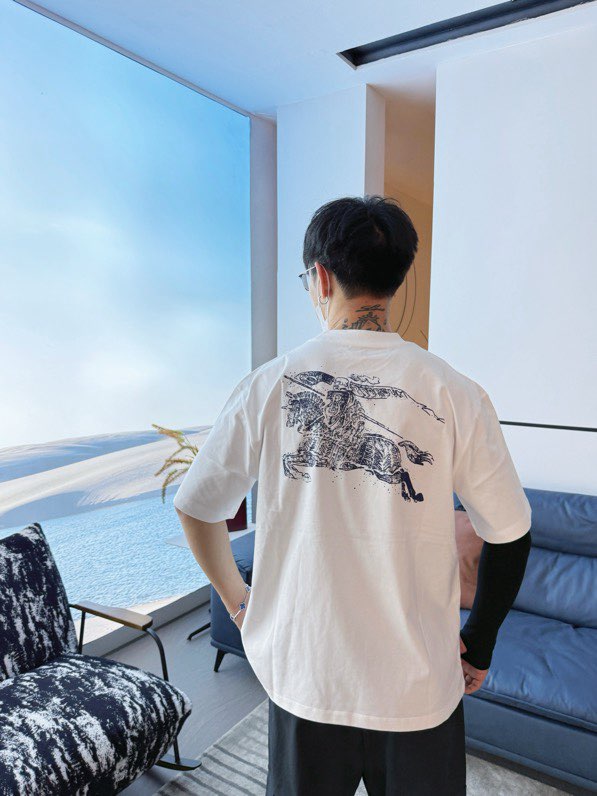 버버리 로고 라운드 반팔 티셔츠