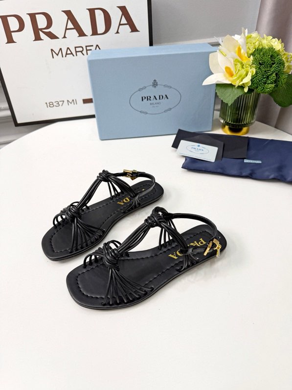 프라다 2026 SS 글로우 트라이앵글 플랫 샌들
